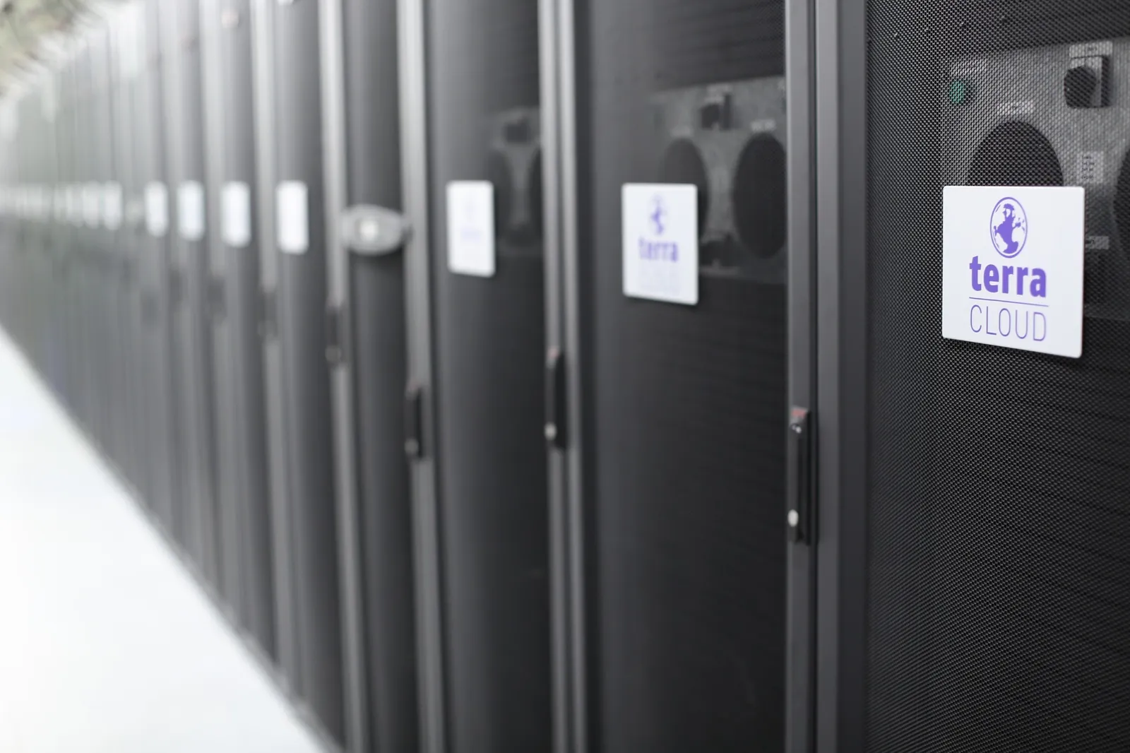 Serverracks mit TERRA CLOUD Logo